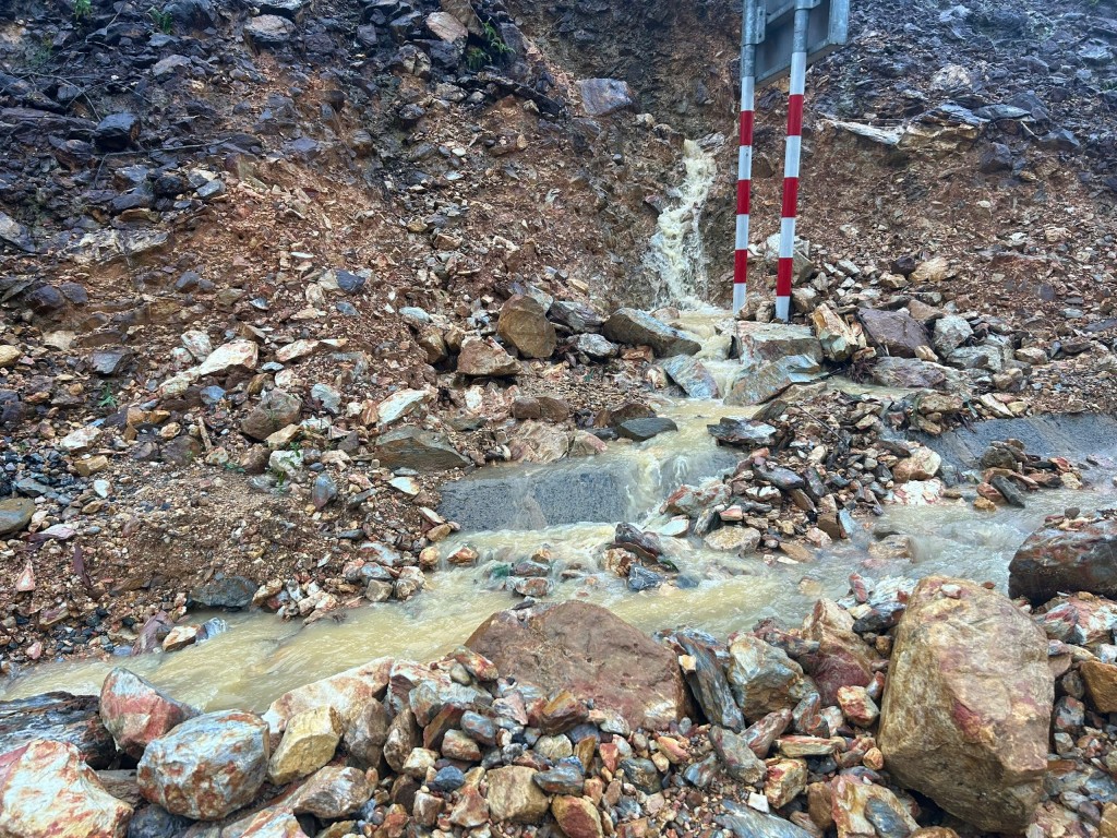 Nước mưa từ sườn đồi tiếp tục chảy xuống tạo thành các rãnh sâu (Ảnh Đ.Minh) Nước mưa từ sườn đồi tiếp tục chảy xuống tạo thành các rãnh sâu (Ảnh Đ.Minh)