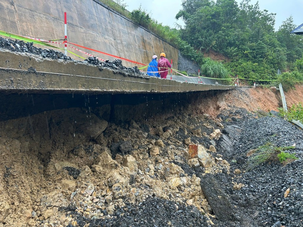 Đường ĐT601 sạt lở nghiêm trọng ngay bên dưới cao tốc bị nứt (Ảnh Đ.Minh) Đường ĐT601 sạt lở nghiêm trọng ngay bên dưới cao tốc bị nứt (Ảnh Đ.Minh)