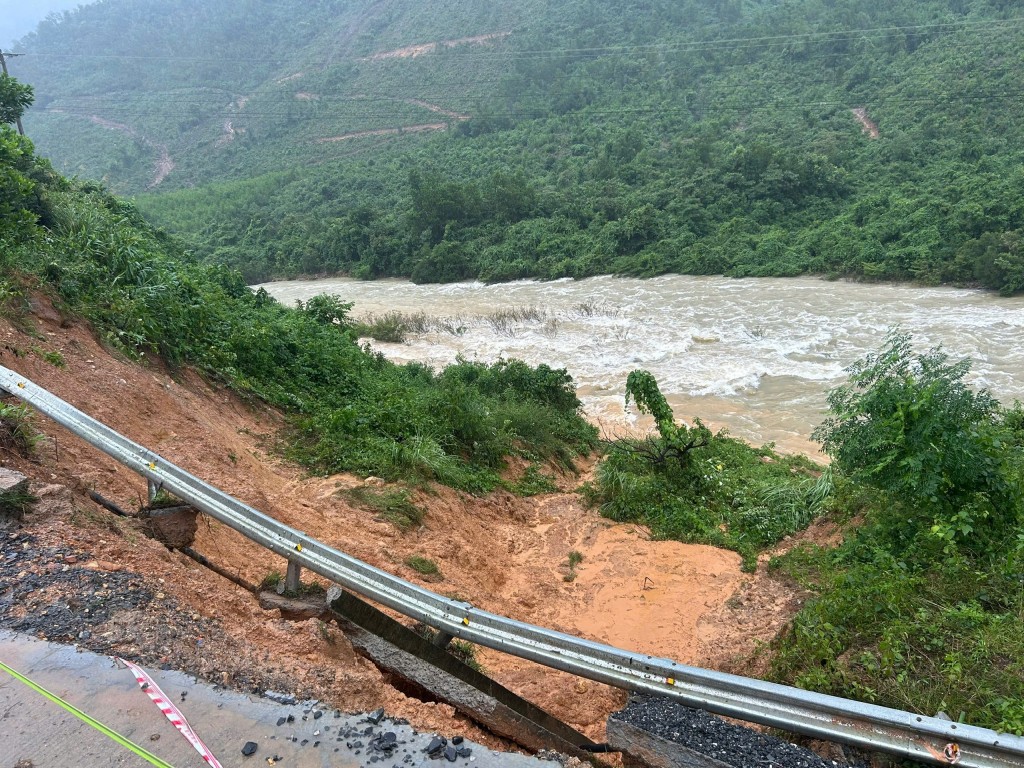 Tuyến đường này đi qua khu vực đồi núi hiểm trở, thường xuyên chịu ảnh hưởng bởi mưa lớn và sạt lở trong mùa mưa bão (Ảnh Đ.Minh) Tuyến đường này đi qua khu vực đồi núi hiểm trở, thường xuyên chịu ảnh hưởng bởi mưa lớn và sạt lở trong mùa mưa bão (Ảnh Đ.Minh)