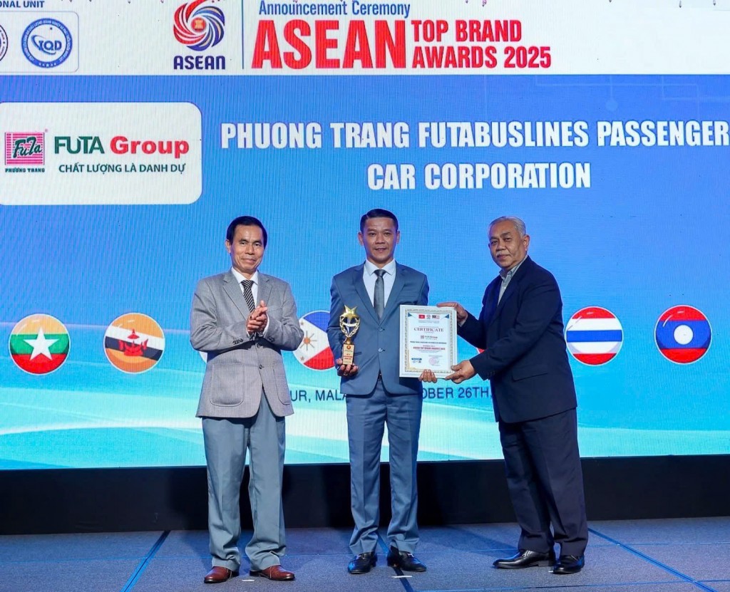 Tổng Giám đốc Kim Long Motor Huế Đào Viết Ánh nhận giải thưởng từ Ban tổ chức tại Lễ công bố thương hiệu uy tín hàng đầu ASEAN 2025