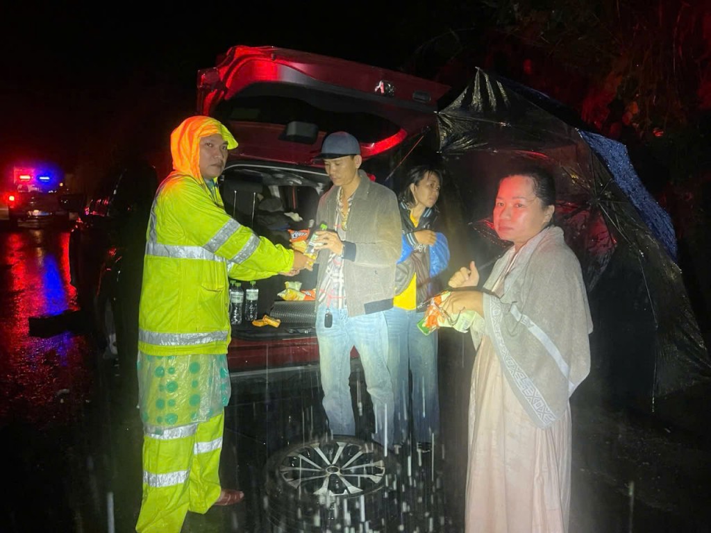 Các lực lượng chức năng đang nỗ lực khắc phục sự cố và hỗ trợ người dân (Ảnh: CACC)