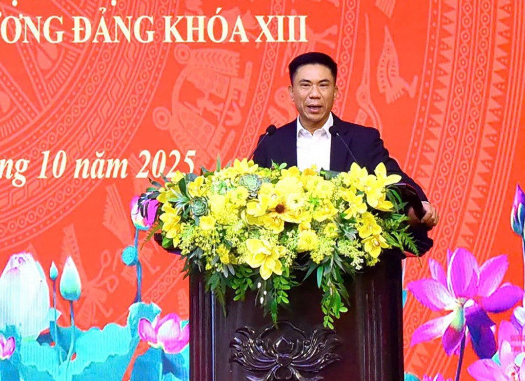 Đồng chí Đoàn Văn Báu - Vụ trưởng Vụ Lý luận chính trị, Ban Tuyên giáo và Dân vận Trung ương truyền đạt những nội dung cốt lõi Chỉ thị số 50-CT/TW ngày 23/7/2025 của Ban Bí thư “về tiếp tục đổi mới và nâng cao chất lượng sinh hoạt chi bộ trong giai đoạn mới”