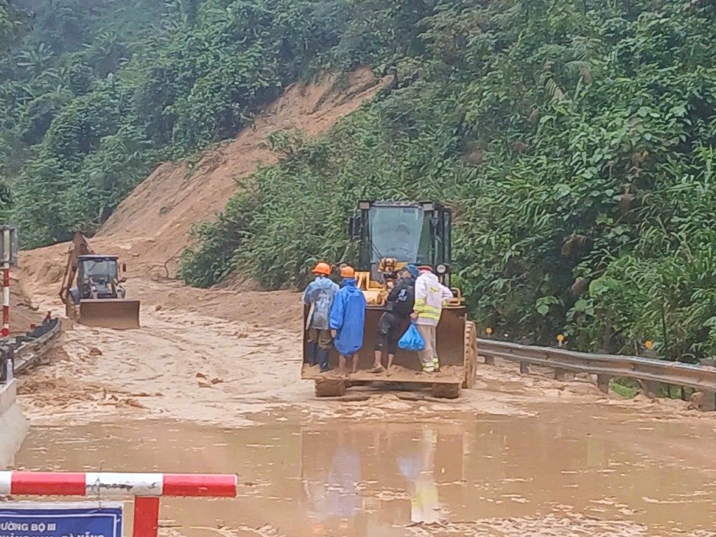 Đèo Lò Xo sạt lở nghiêm trọng, hàng trăm phương tiện mắc kẹt