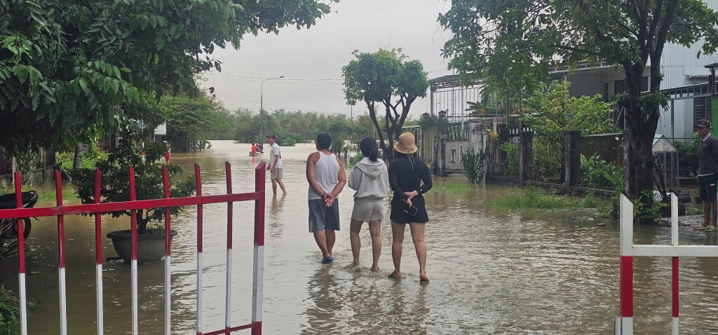 Nước lũ tại vùng Thu Bồn đang ở mức đỉnh, nhà dân ngập nặng