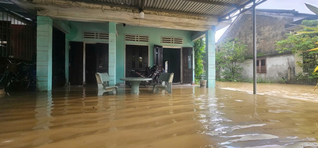 Nước lũ tại vùng Thu Bồn đang ở mức đỉnh, nhà dân ngập nặng