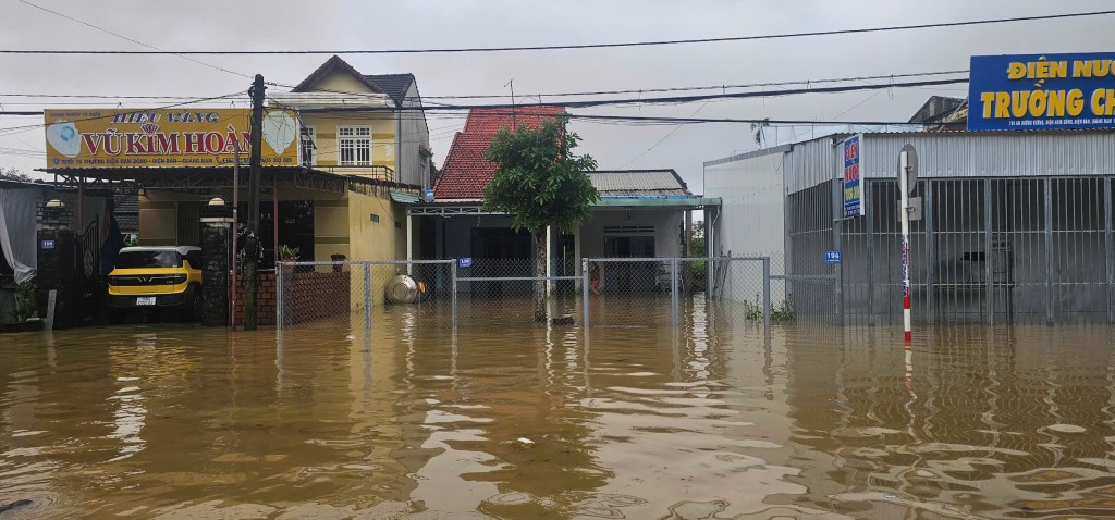 Nước lũ tại vùng Thu Bồn đang ở mức đỉnh, nhà dân ngập nặng