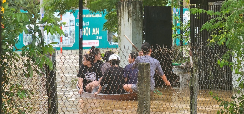 Nước lũ tại vùng Thu Bồn đang ở mức đỉnh, nhà dân ngập nặng