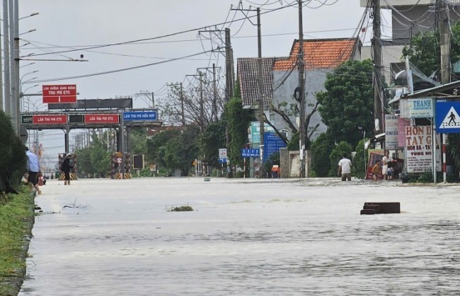 Quốc lộ 1 đoạn qua phường An Thắng, TP Đà Nẵng đang ngập sâu