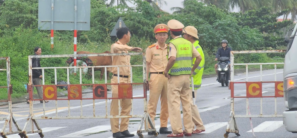 Lũ dâng cao, Quốc lộ 1 TP Đà Nẵng đang bị tê liệt