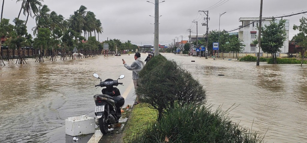 Đà Nẵng: Lũ trên các sông vẫn duy trì trên mức báo động 3