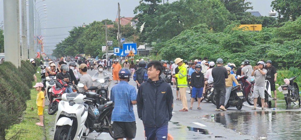 Lũ dâng cao, Quốc lộ 1 TP Đà Nẵng đang bị tê liệt