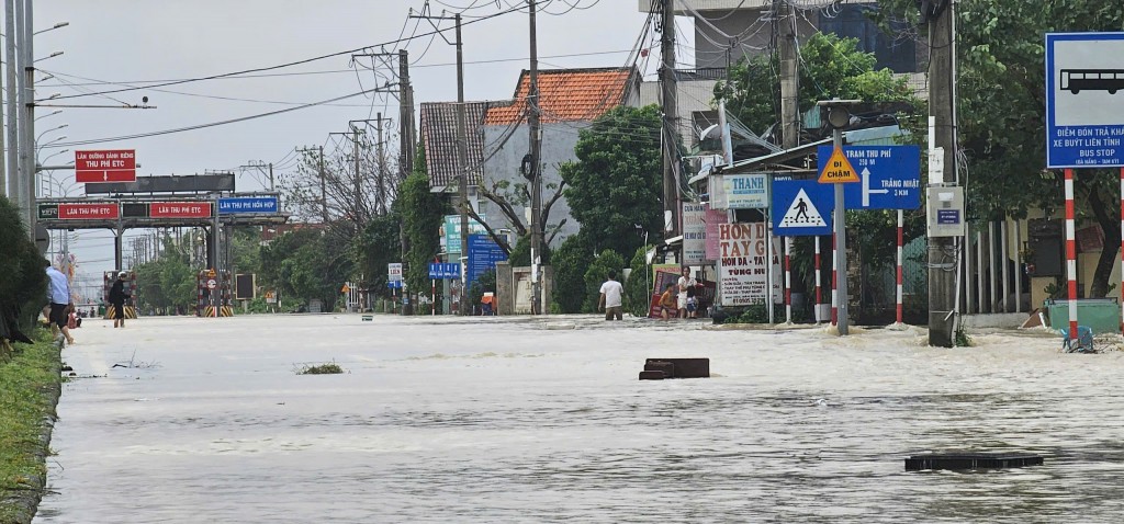 Lũ dâng cao, Quốc lộ 1 TP Đà Nẵng đang bị tê liệt