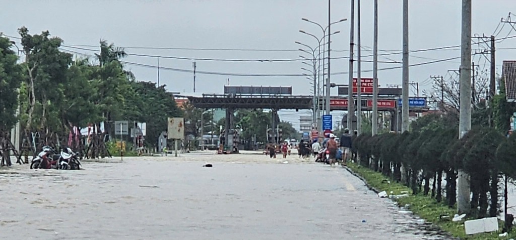 Lũ dâng cao, Quốc lộ 1 TP Đà Nẵng đang bị tê liệt