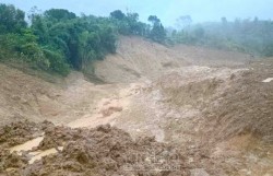 Quảng Ngãi: Ngọn đồi bất ngờ đổ sập sau tiếng nổ lớn