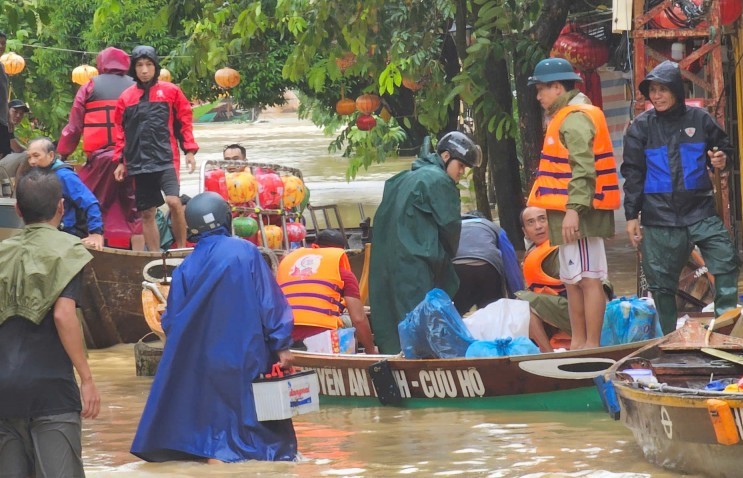 Lực lượng Công an hỗ trợ người dân di chuyển tới nơi an toàn