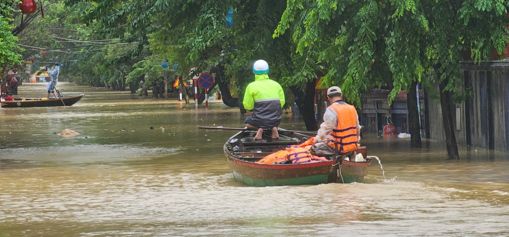 Công an hỗ trợ người dân di chuyển qua vùng lũ Hội An