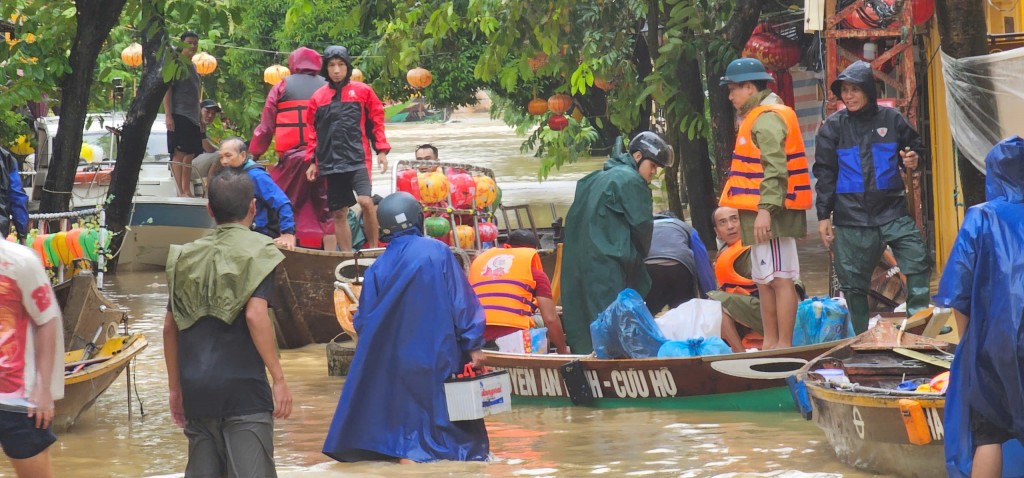 Công an hỗ trợ người dân di chuyển qua vùng lũ Hội An