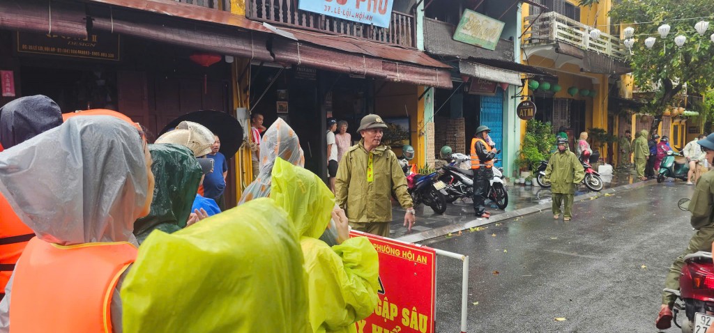 Công an hỗ trợ người dân di chuyển qua vùng lũ Hội An