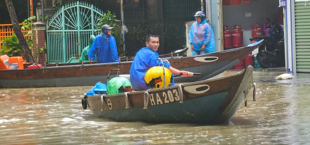 Công an hỗ trợ người dân di chuyển qua vùng lũ Hội An
