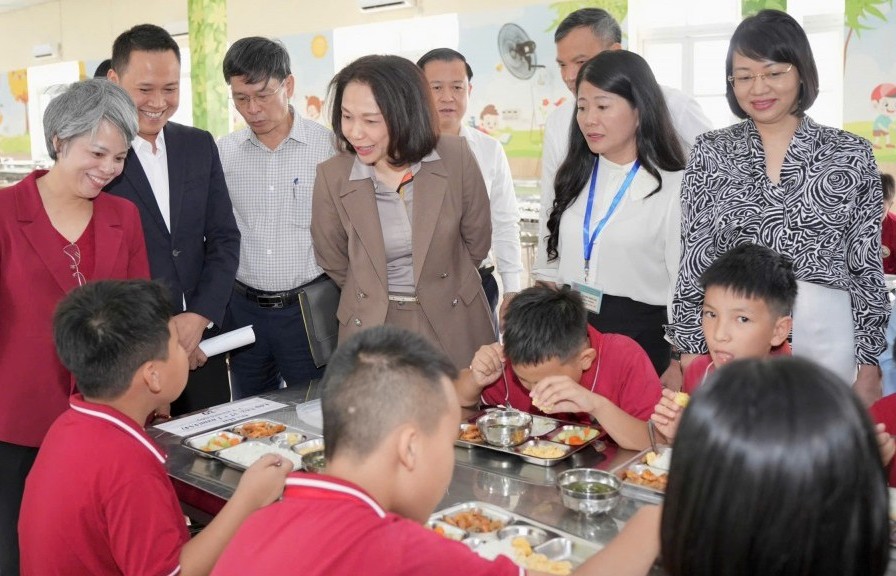 Chủ động đầu tư trang thiết bị hiện đại phục vụ công tác tổ chức bữa ăn bán trú