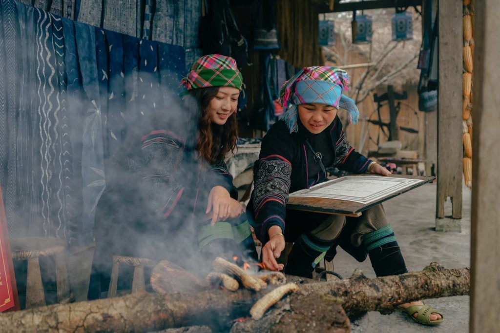 Du khách Tây thích thú săn mây, check in hoa Sen đá trên đỉnh Fansipan