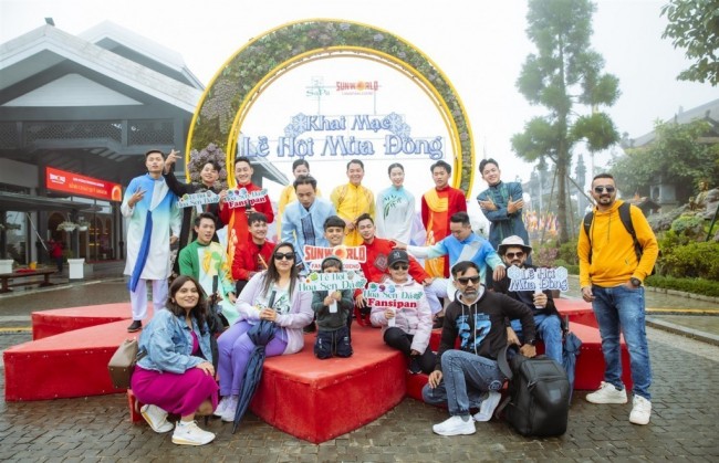 Du khách Tây thích thú săn mây, check-in hoa Sen đá trên đỉnh Fansipan