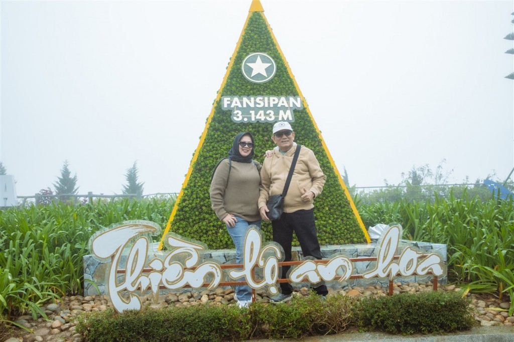 Du khách Tây thích thú săn mây, check in hoa Sen đá trên đỉnh Fansipan