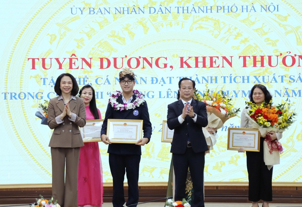 Hà Nội khen thưởng học sinh giành ngôi quán quân Olympia 2025