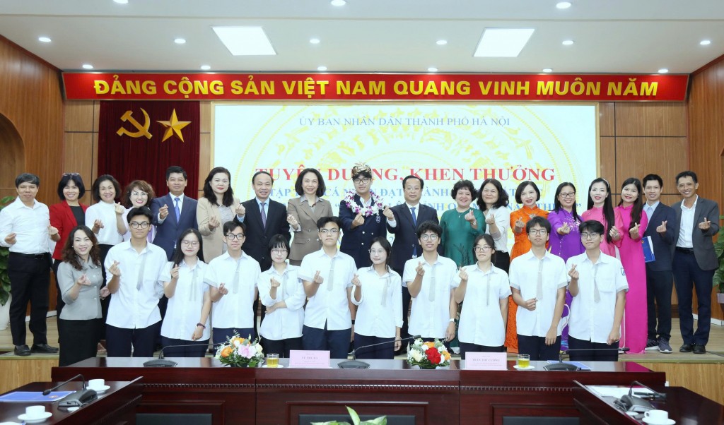 Hà Nội khen thưởng học sinh giành ngôi quán quân Olympia 2025
