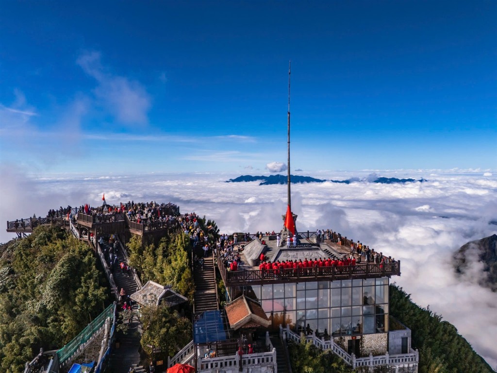 Du khách Tây thích thú săn mây, check in hoa Sen đá trên đỉnh Fansipan
