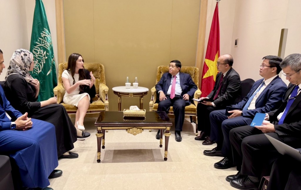 Phó Thủ tướng Nguyễn Chí Dũng đề nghị 500 Global hợp tác với cơ quan liên quan của Việt Nam để thiết kế chương trình ươm tạo khởi nghiệp, chuyển đổi số; hợp tác triển khai các chương trình đào tạo doanh nghiệp khởi nghiệp, nhà đầu tư mạo hiểm theo chuẩn quốc tế của Quỹ tại Việt Nam - Ảnh: VGP/Thu Sa Phó Thủ tướng Nguyễn Chí Dũng đề nghị 500 Global hợp tác với cơ quan liên quan của Việt Nam để thiết kế chương trình ươm tạo khởi nghiệp, chuyển đổi số; hợp tác triển khai các chương trình đào tạo doanh nghiệp khởi nghiệp, nhà đầu tư mạo hiểm theo chuẩn quốc tế của Quỹ tại Việt Nam - Ảnh: VGP/Thu Sa