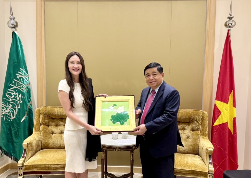 Phó Thủ tướng tặng quà lưu niệm cho bà Courtney Powell, Giám đốc Vận hành kiêm đối tác điều hành Quỹ 500 Global - Ảnh: VGP/Thu Sa Phó Thủ tướng tặng quà lưu niệm cho bà Courtney Powell, Giám đốc Vận hành kiêm đối tác điều hành Quỹ 500 Global - Ảnh: VGP/Thu Sa