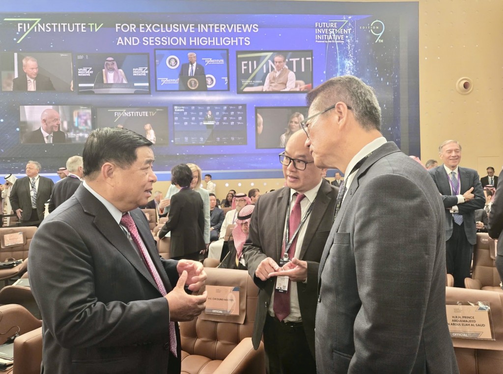 Phó Thủ tướng Nguyễn Chí Dũng gặp gỡ và trò chuyện với lãnh đạo các tập đoàn, doanh nghiệp lớn tham dự hội nghị - Ảnh: VGP/Thu Sa Phó Thủ tướng Nguyễn Chí Dũng gặp gỡ và trò chuyện với lãnh đạo các tập đoàn, doanh nghiệp lớn tham dự hội nghị - Ảnh: VGP/Thu Sa