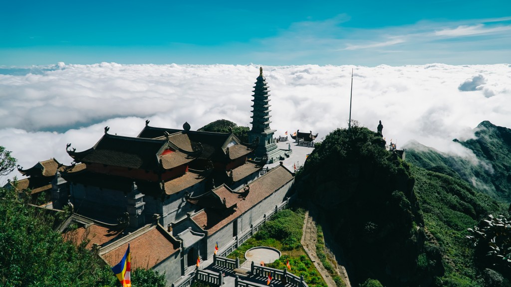 Du khách Tây thích thú săn mây, check in hoa Sen đá trên đỉnh Fansipan