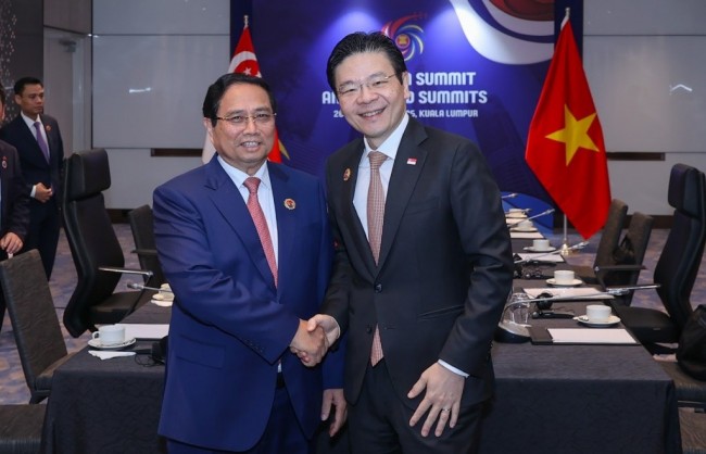 Thủ tướng đề nghị Singapore hỗ trợ phát triển một số ngành công nghiệp chiến lược