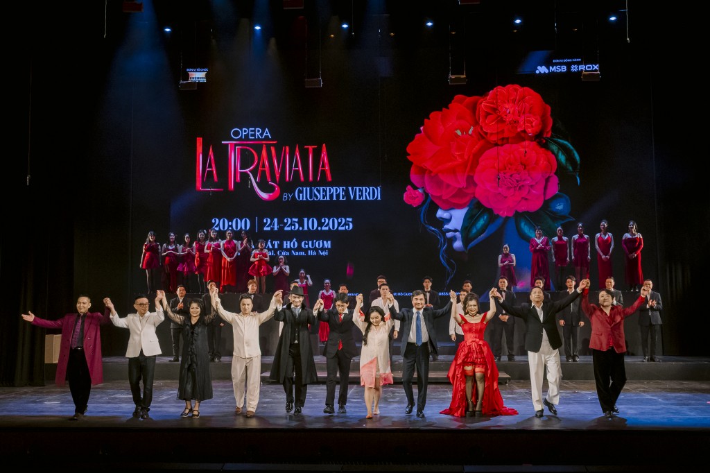 Khán giả Thủ đô “hòa mình” vào dòng chảy cảm xúc mãnh liệt của La Traviata Khán giả Thủ đô “hòa mình” vào dòng chảy cảm xúc mãnh liệt của La Traviata