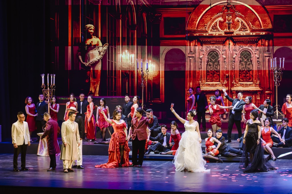 Khán giả Thủ đô “hòa mình” vào dòng chảy cảm xúc mãnh liệt của La Traviata Khán giả Thủ đô “hòa mình” vào dòng chảy cảm xúc mãnh liệt của La Traviata