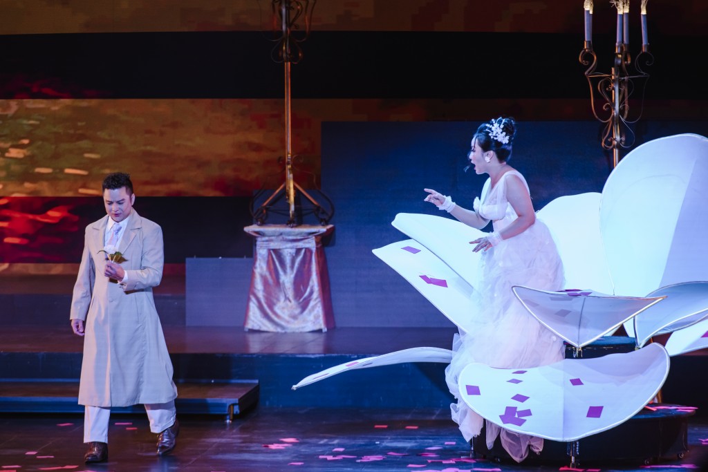 Khán giả Thủ đô “hòa mình” vào dòng chảy cảm xúc mãnh liệt của La Traviata Khán giả Thủ đô “hòa mình” vào dòng chảy cảm xúc mãnh liệt của La Traviata