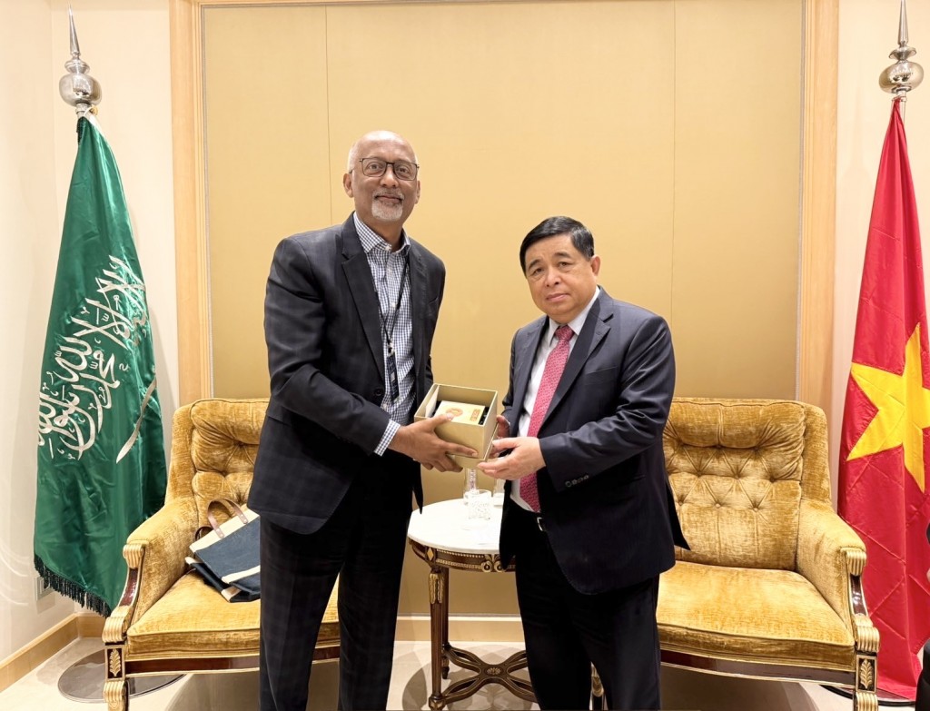 Ông Feroz Sanaulla, Đối tác điều hành khu vực Trung Đông, chuyên trách mảng đầu tư và tài chính của Tập đoàn L.E.K bày tỏ mong muốn tìm hiểu cơ hội và tăng cường hợp tác với Việt Nam trong lĩnh vực ngân hàng, quản lý quỹ, kết nối một số đối tác quốc tế để hỗ trợ Việt Nam - Ảnh: VGP/Thu Sa