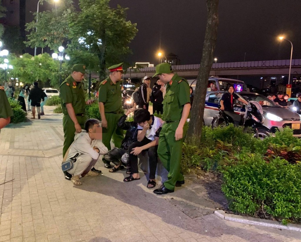 Cảnh sát 113 khống chế, kiểm tra nhóm thanh niên có biểu hiện vi phạm pháp luật