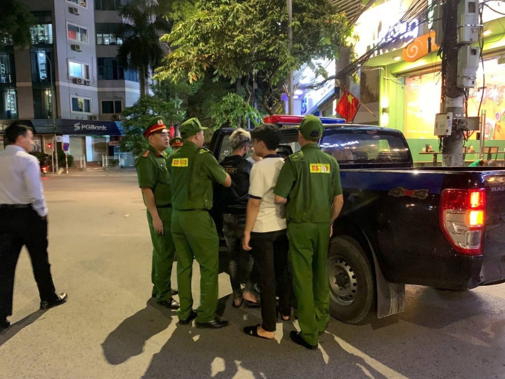 Tổ công tác đưa các đối tượng về bàn giao cho Công an phường Đống Đa tiếp tục điều tra, xử lý theo quy định