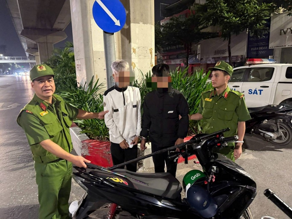 Cảnh sát 113 khống chế 2 nam thanh niên mang theo hung khí hành hung người đi đường 