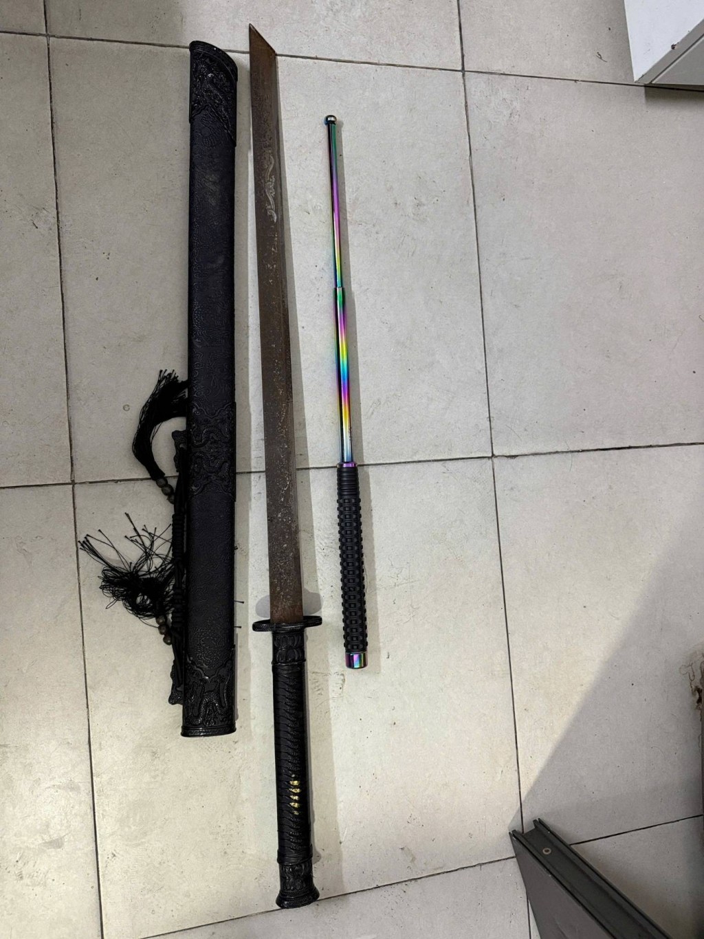 Các đối tượng cùng tang vật được bàn giao cho Công an phường Đại Mỗ tiếp tục điều tra, xử lý