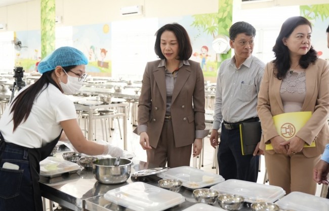 Bữa cơm học đường: Siết chặt quản lý an toàn từ bếp đến bàn ăn