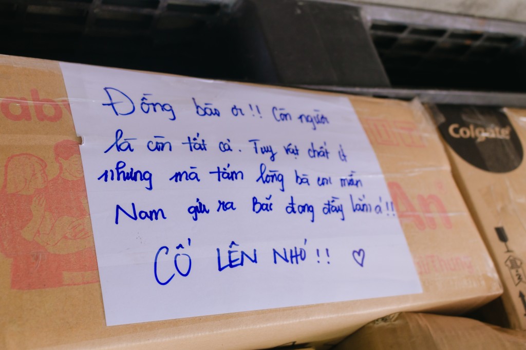 Những lời nhắn động viên trên phần quà Những lời nhắn động viên trên phần quà