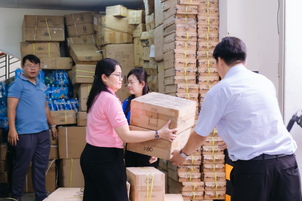 TP Hồ Chí Minh gửi hơn 70 tấn hàng hỗ trợ đồng bào vùng bão TP Hồ Chí Minh gửi hơn 70 tấn hàng hỗ trợ đồng bào vùng bão