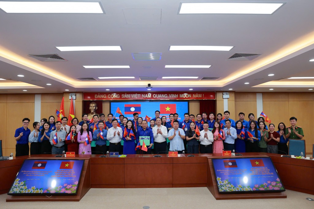 Đại diện lãnh đạo quận Đống Đa tặng quà lưu niệm cho Đoàn công tác Thành đoàn Viêng Chăn (Lào), thể hiện tình đoàn kết hữu nghị đặc biệt Việt Nam – Lào. Đại diện lãnh đạo quận Đống Đa tặng quà lưu niệm cho Đoàn công tác Thành đoàn Viêng Chăn (Lào), thể hiện tình đoàn kết hữu nghị đặc biệt Việt Nam – Lào.