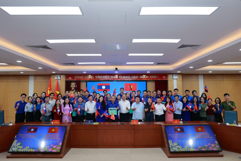 Đại biểu hai bên chụp ảnh lưu niệm, khẳng định tinh thần đoàn kết, hữu nghị và hợp tác thanh niên giữa thủ đô Hà Nội (Việt Nam) và thủ đô Viêng Chăn (Lào). Đại biểu hai bên chụp ảnh lưu niệm, khẳng định tinh thần đoàn kết, hữu nghị và hợp tác thanh niên giữa thủ đô Hà Nội (Việt Nam) và thủ đô Viêng Chăn (Lào).