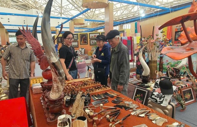 “Tinh hoa Thu Hà Nội” hút khách tại Hội chợ Mùa Thu
