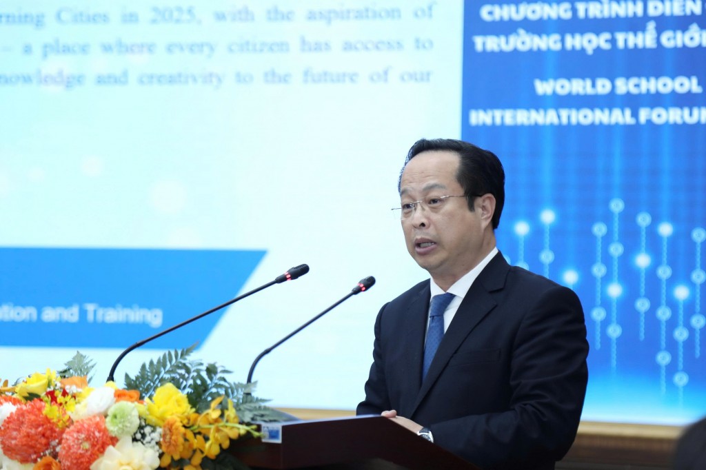 Đồng chí Trần Thế Cương - Ủy viên Ban Thường vụ Thành ủy, Giám đốc Sở GD&amp;ĐT Hà Nội phát biểu chào mừng đoàn giáo viên, học sinh dự Diễn đàn Trường học thế giới